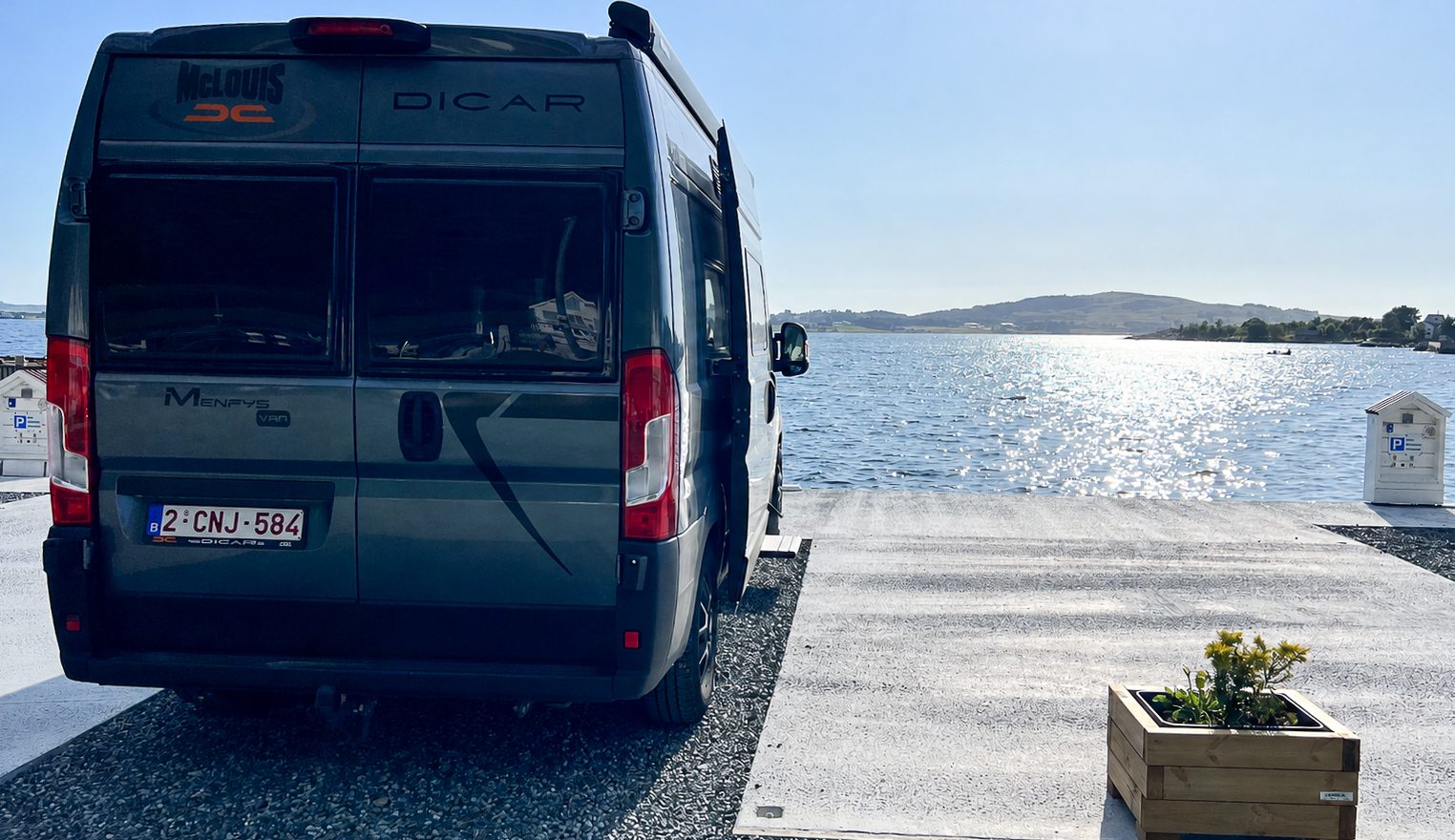 Camper Freddy op een slipway aan een groot meer