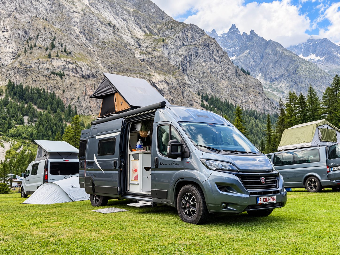 Camper Freddy met open daktent op een camping aan de voet van de Mont Blanc