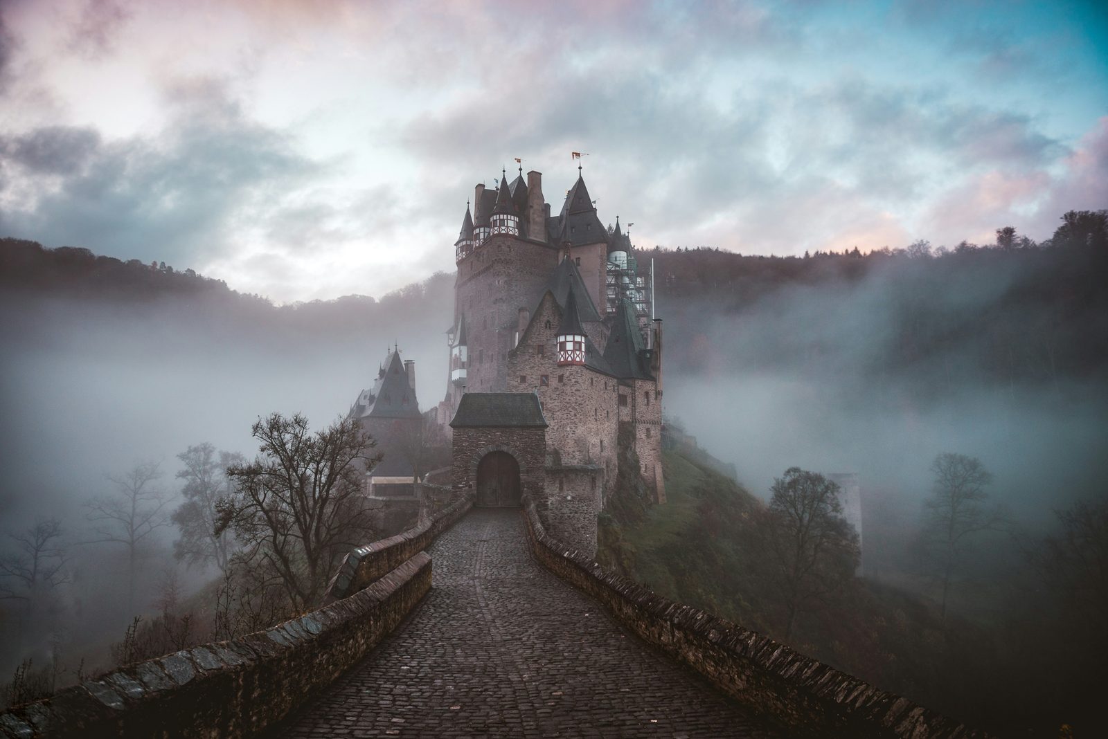 Torens van Burg Eltz boven het bos uit