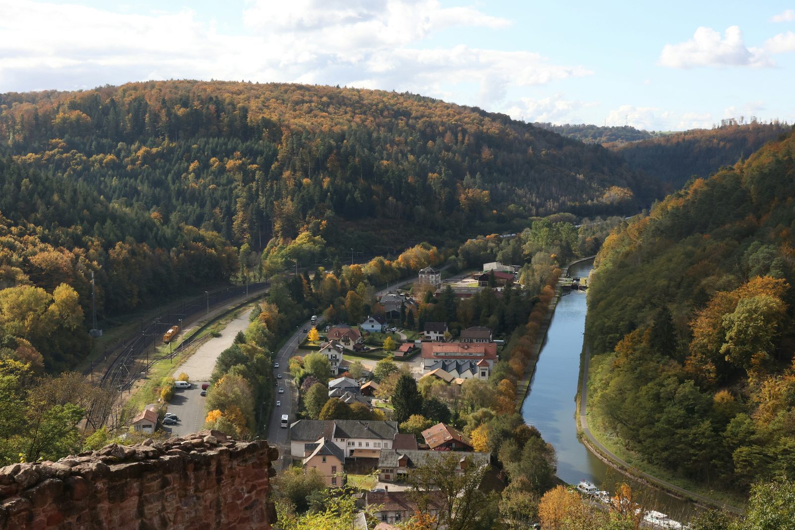 Kratermeer in de Eifel, populaire stop op een camperroute