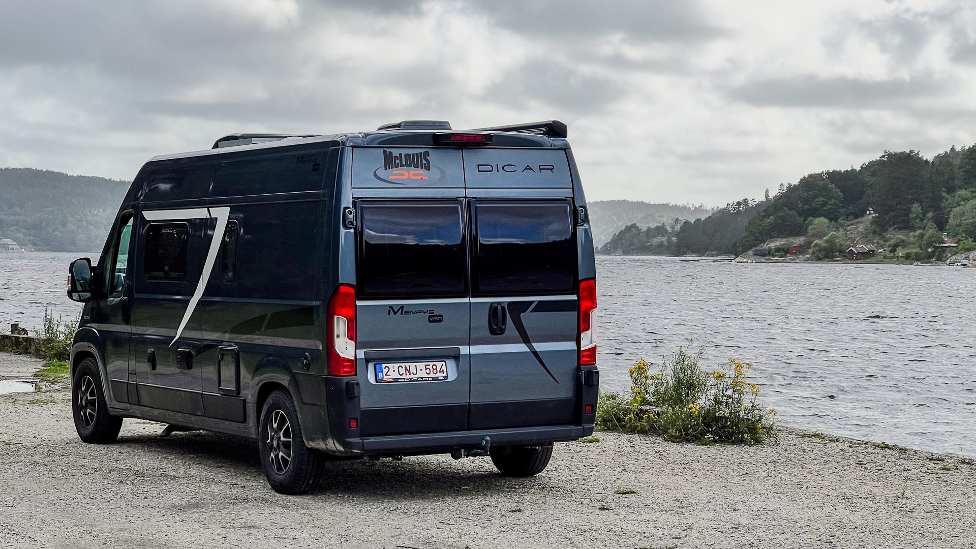 Camper Freddy aan het water van een Noorse fjord