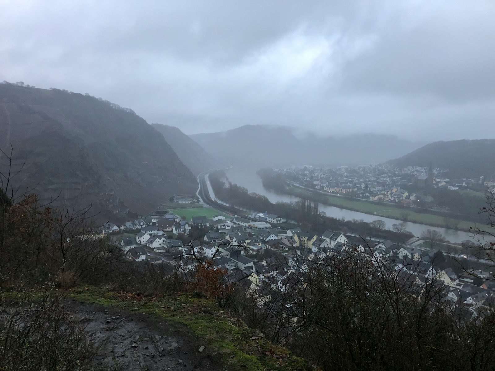 Moezelvallei met steile wijnhellingen langs de camperroute