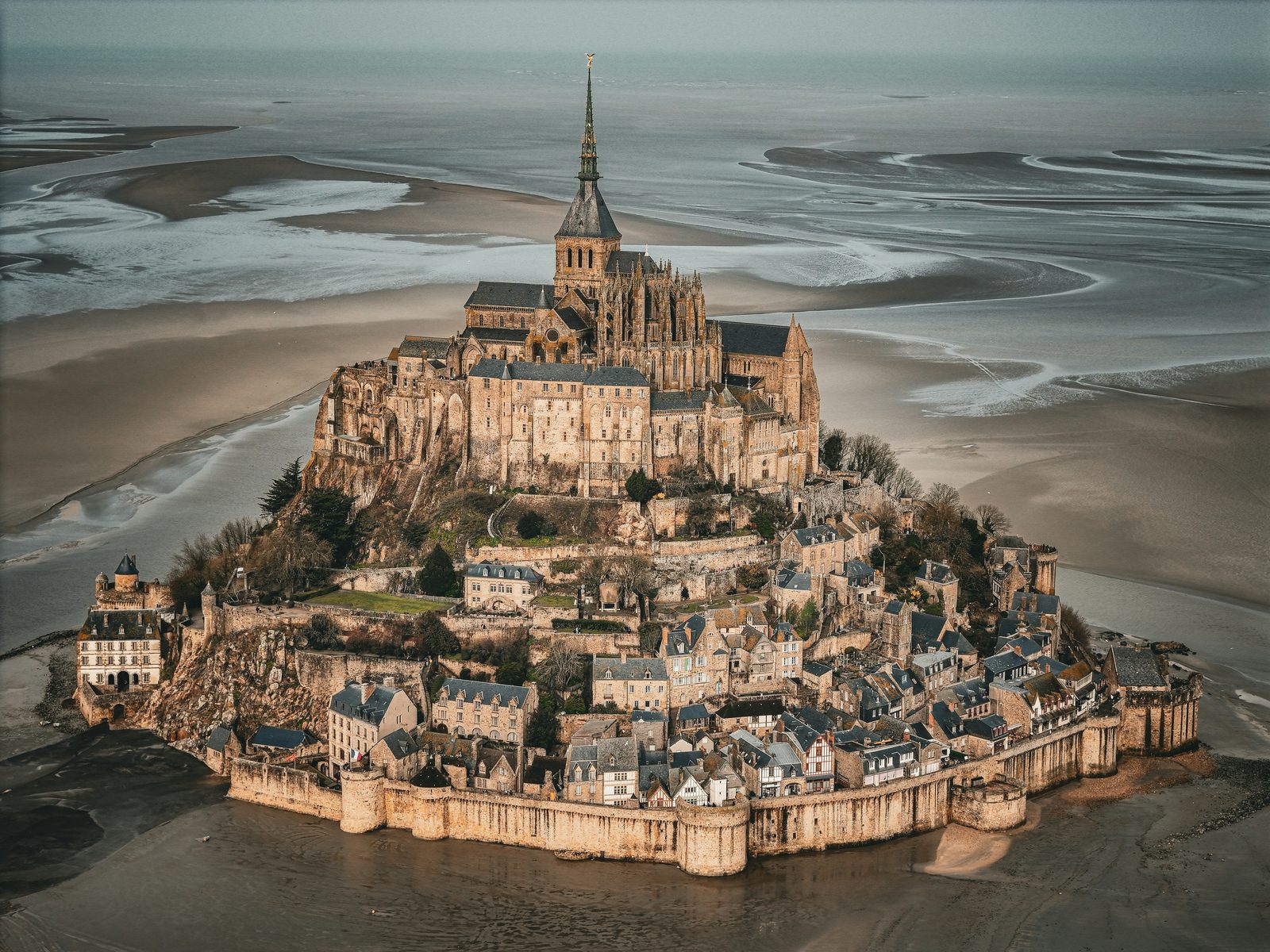 Mont-Saint-Michel in de baai bij eb