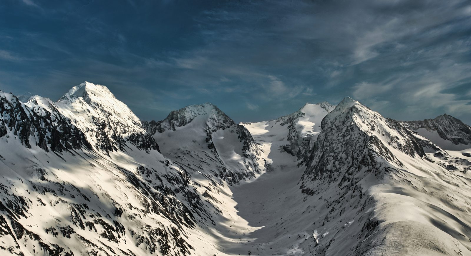 Winterlandschap in de Oostenrijkse Alpen met sneeuw