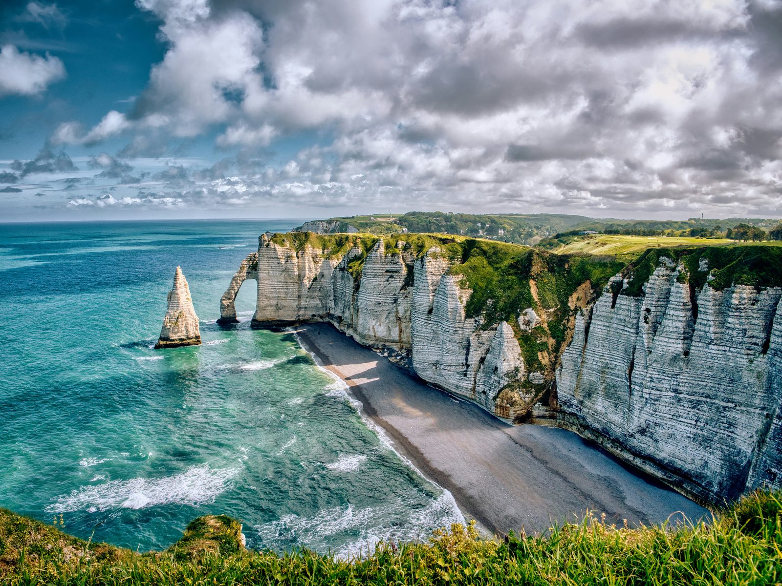 De krijtrotsen en de poort van Étretat in Normandië