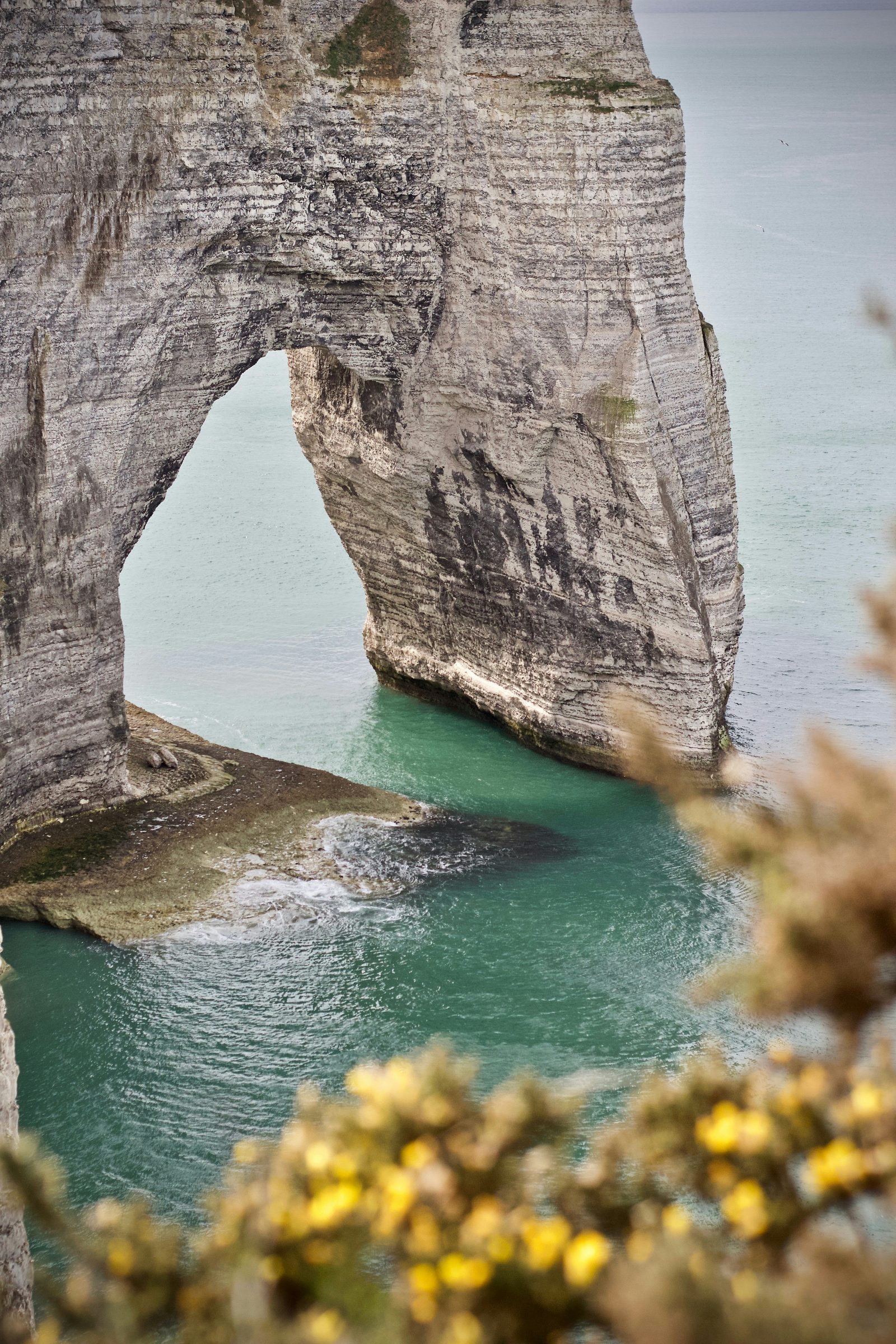 Kliffen van Étretat boven de zee bij avondlicht